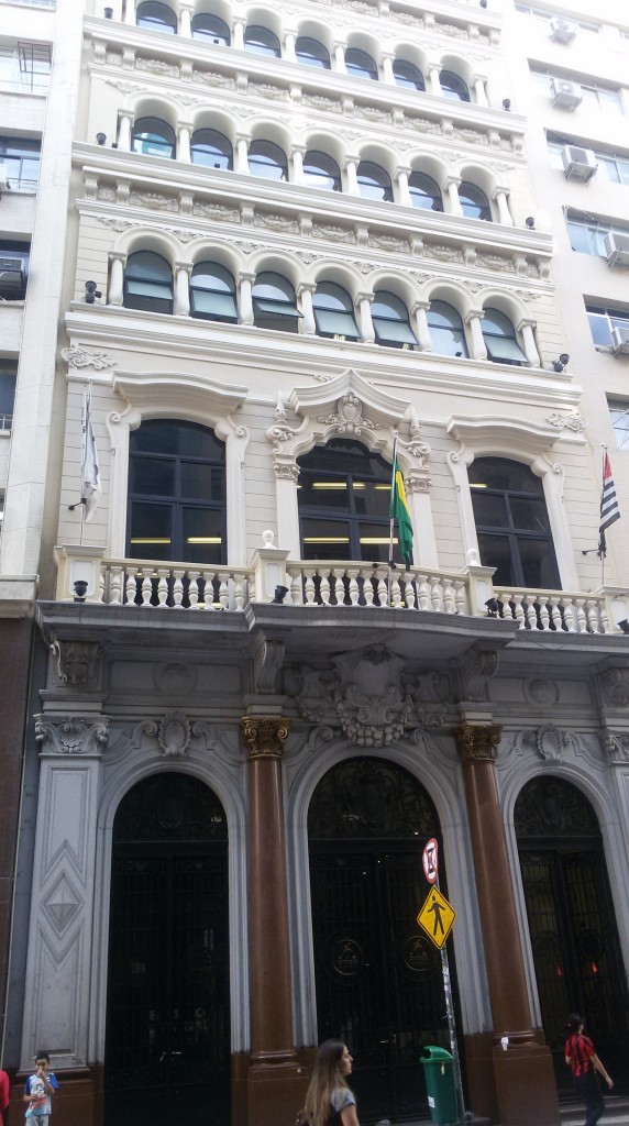 Estilo eclético, o prédio foi apelidado de bolo de noiva. Foto: Patrícia Ribeiro/ Passeios Baratos em SP