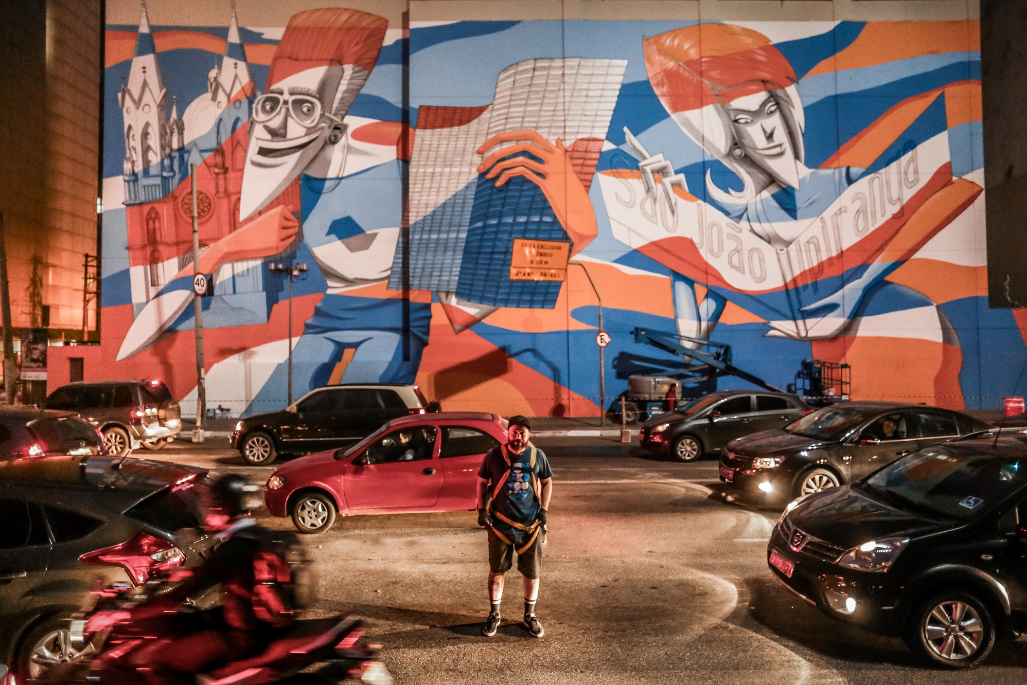 Marcelo Eco completa dois murais no centro de São Paulo